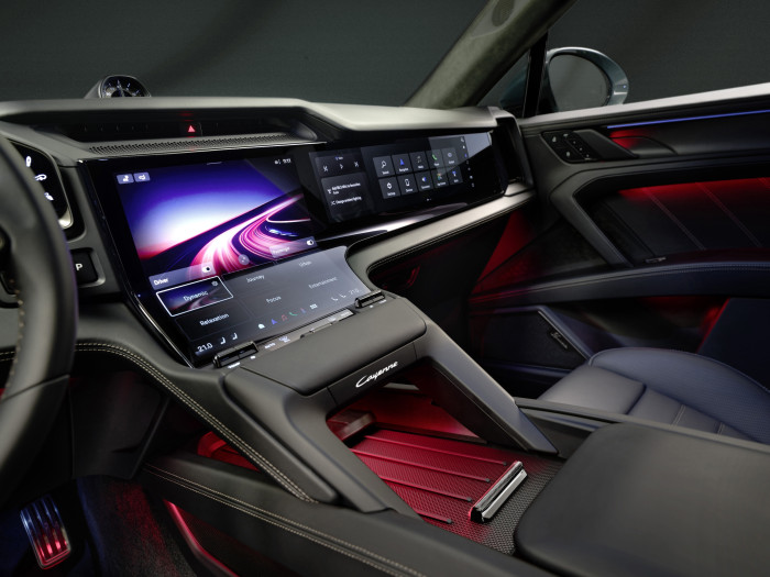 Flow Display nennt Porsche das geknickte Touch-Display. Die Handauflage darunter heißt Ferry Pad, benannt nach Ferry Porsche. (Bild: Porsche)